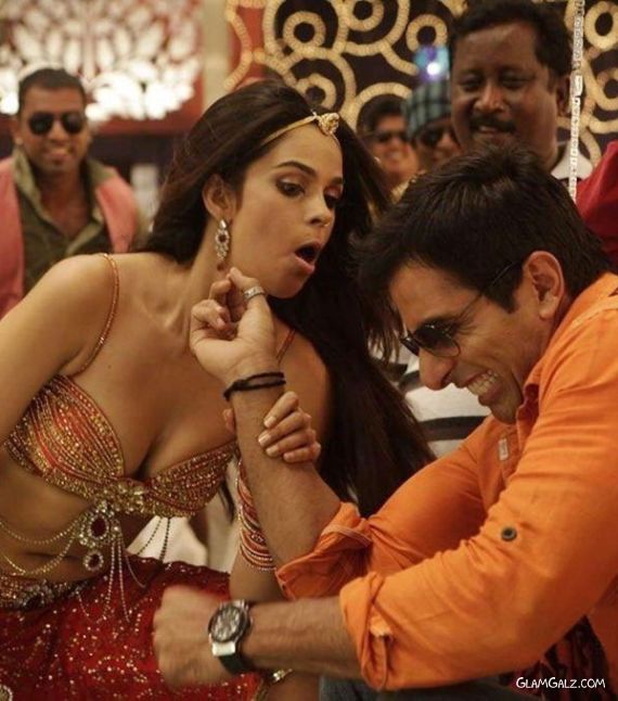 Mallika Sherawat Steam Up In Tamil Munni