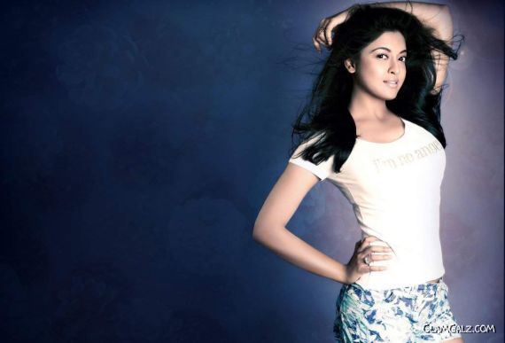 Click to Enlarge - Tanushree Dutta Hot Wallpapers